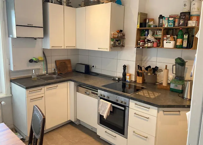 Zentrales Mit Eigenem Balkon Homestay