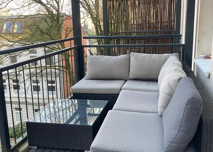 Zentrales Mit Eigenem Balkon Homestay